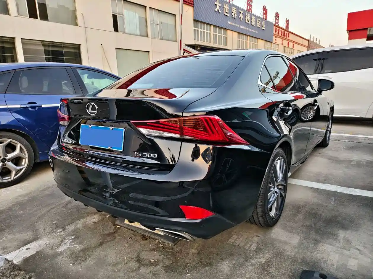 Фото 4 - Lexus IS