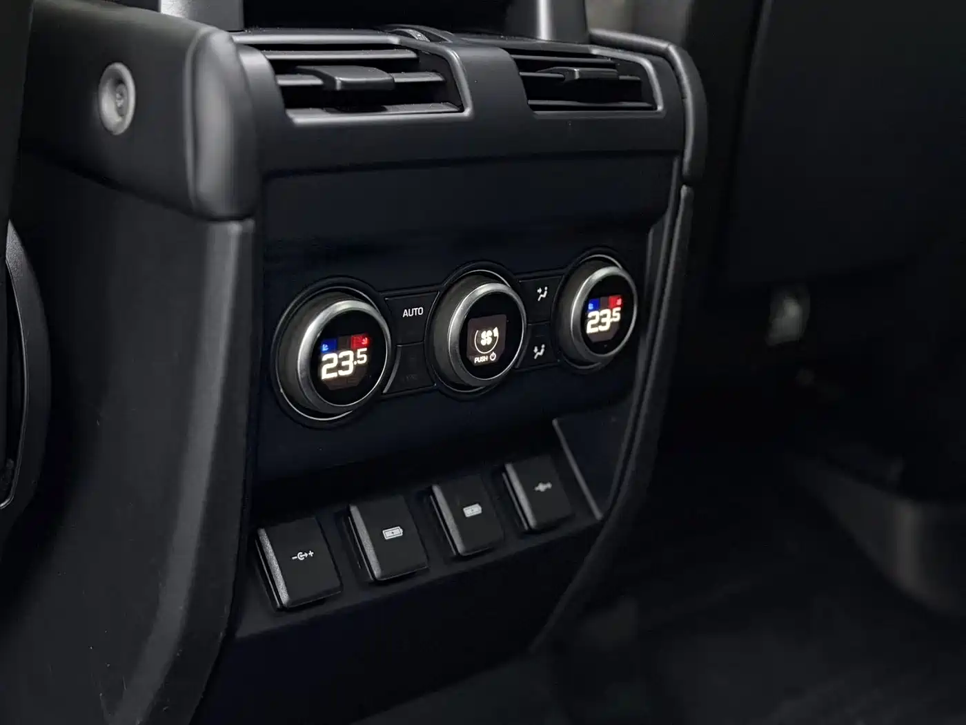 Land Rover Defender 2021 110 P400 SE фото 9
