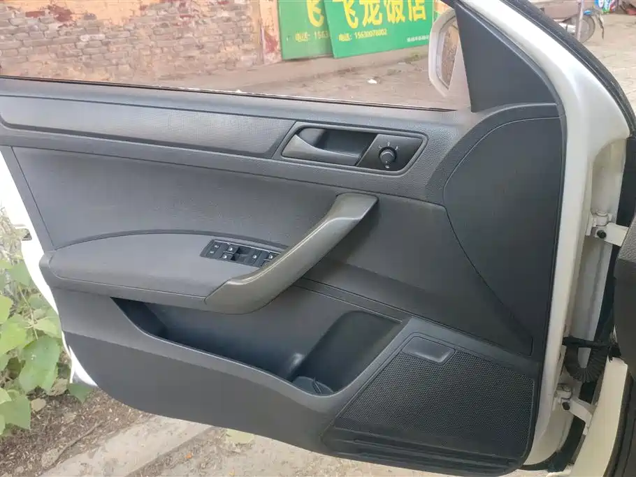 Škoda Skoda Rapid Spaceback 2016 Facelift 1.6L Manual Forward Edition фото 7