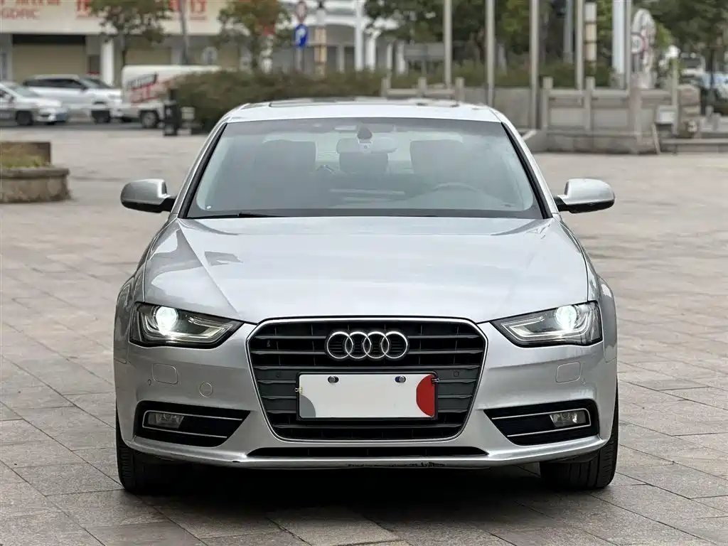Audi A4L 2013 35 TFSI Automatic Comfort фото 2