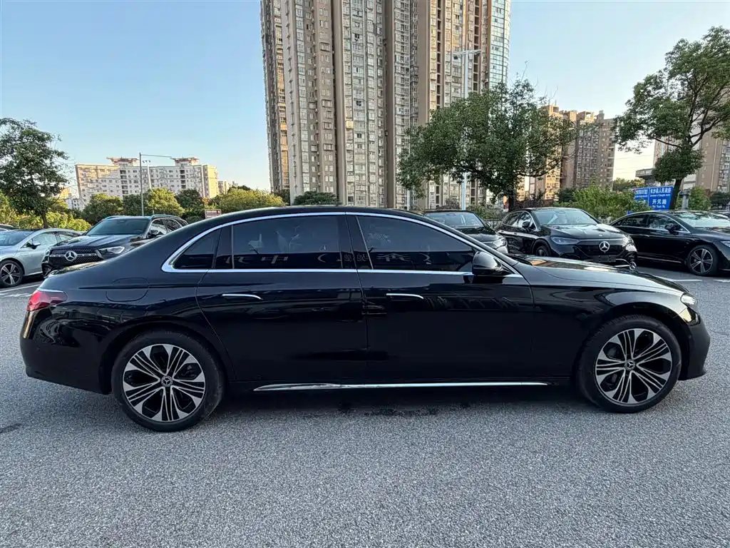Фото 4 - Mercedes-Benz E-Class