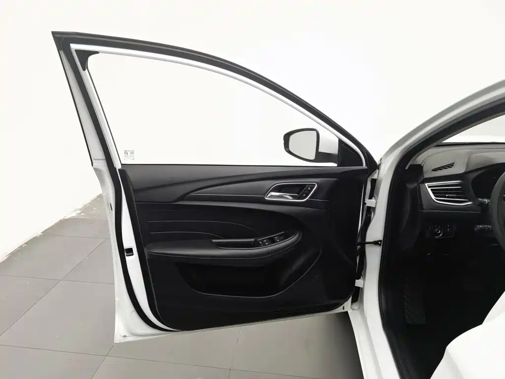 Фото 8 - Roewe i5