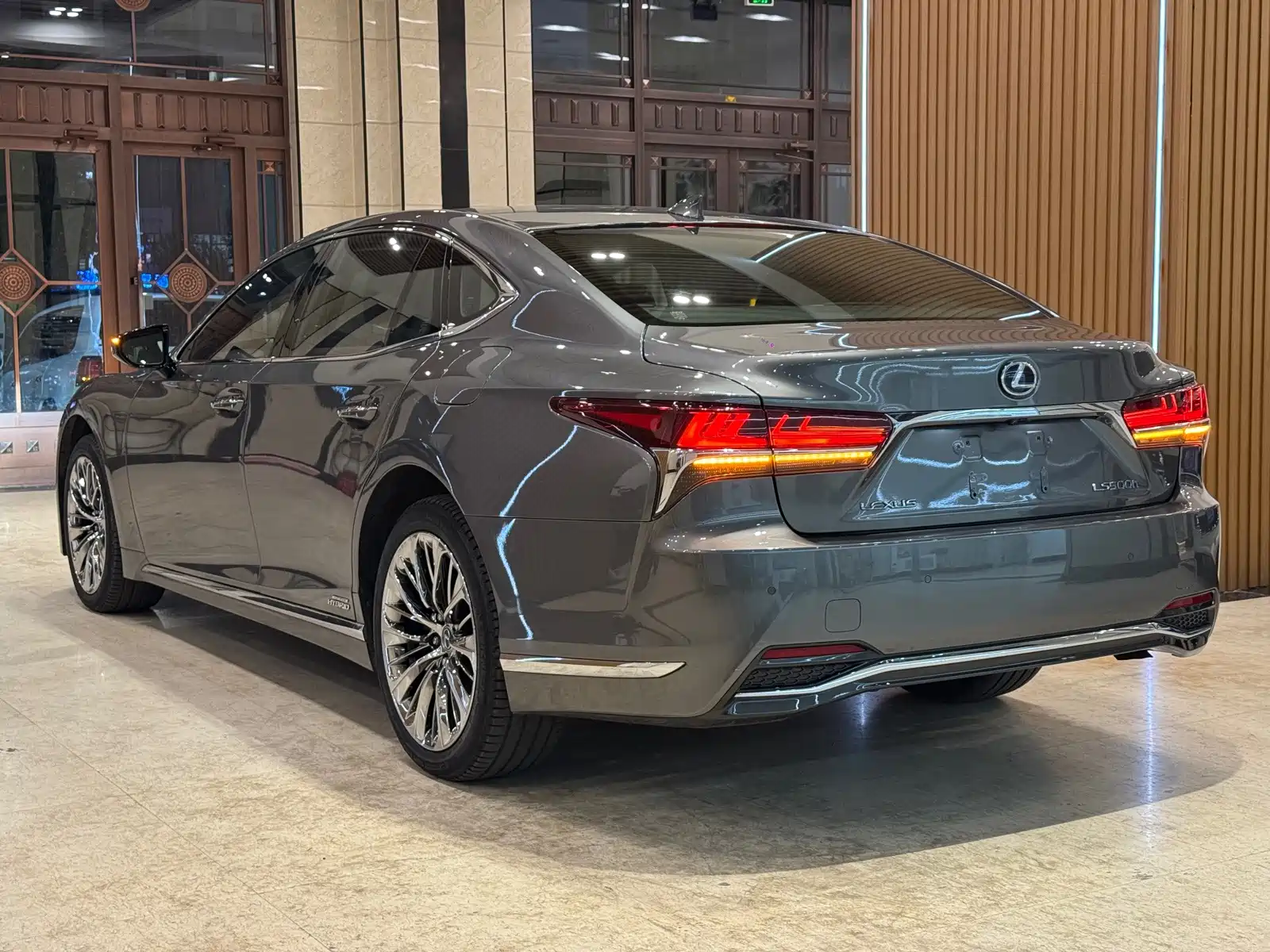 Фото 6 - Lexus LS