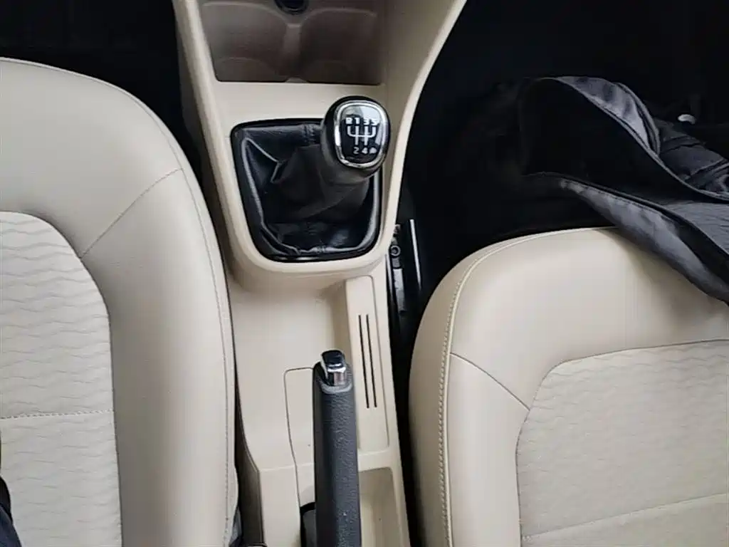 Škoda Rapid 2015 1.6L Manual Smart Selection фото 14