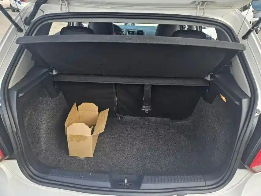 Volkswagen Polo 2011 1.4L Automatic Style Edition фото 8