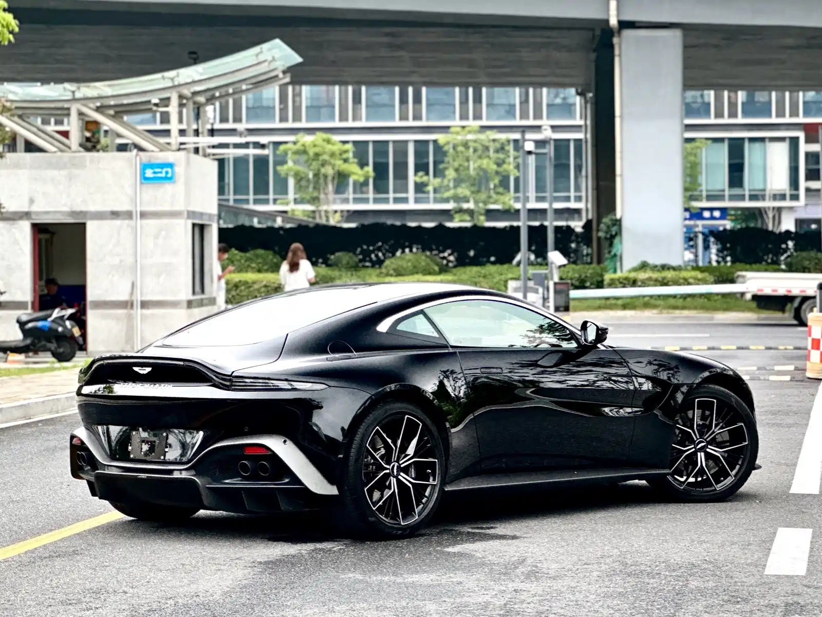 Фото 8 - Aston Martin Vantage