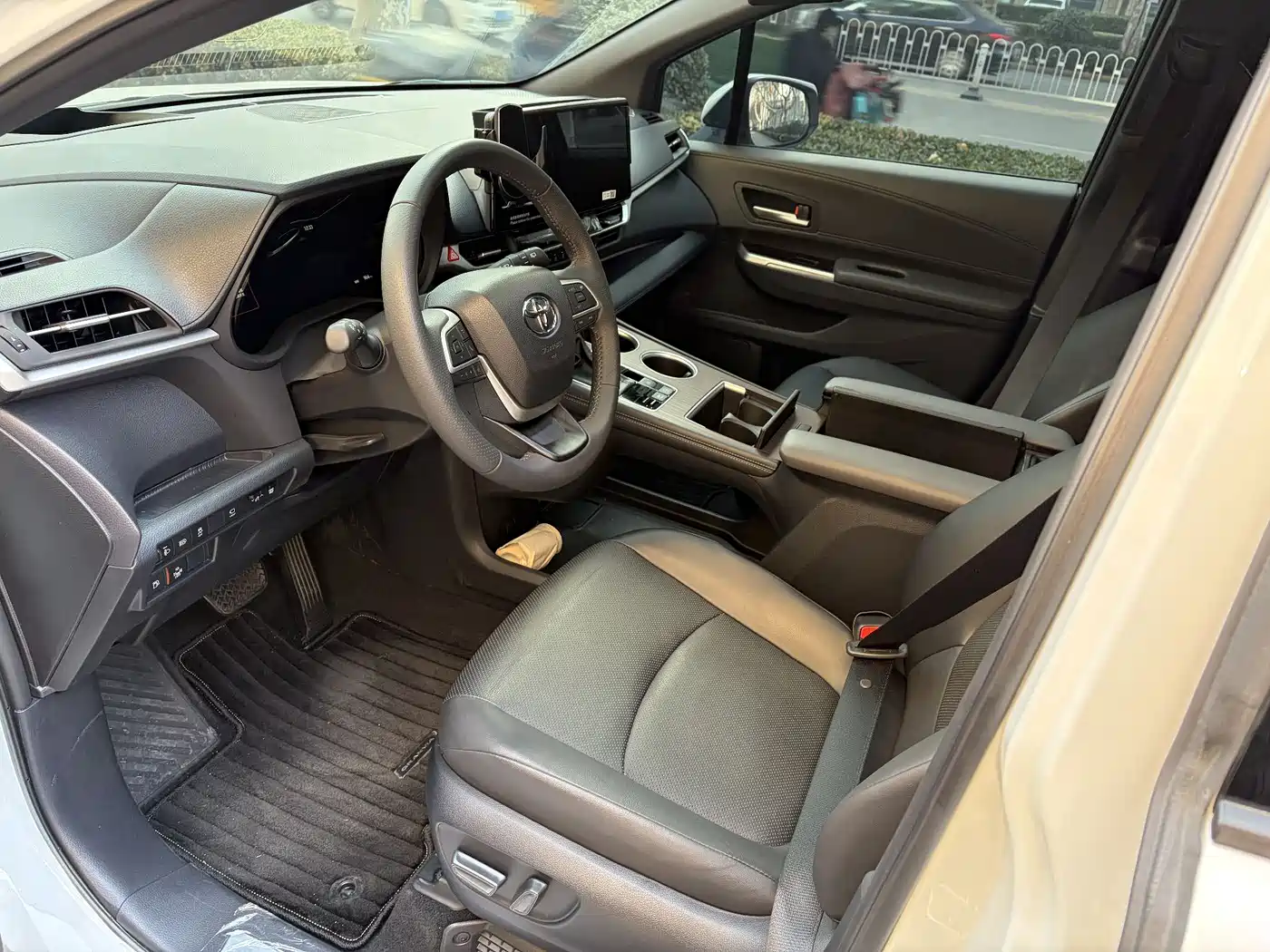 Toyota Granvia 2024 2.5L Hybrid Premium PLUS фото 4