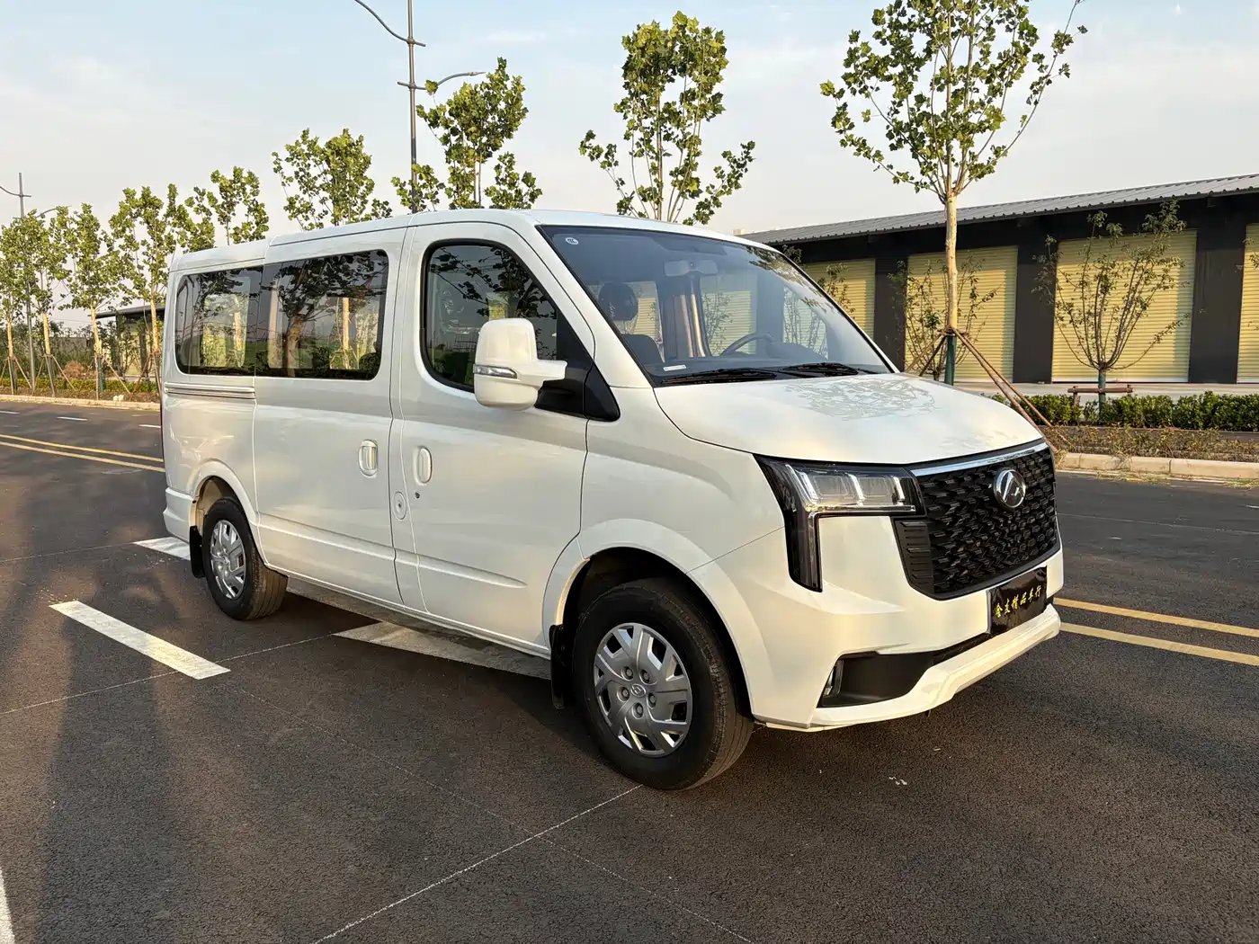 SAIC Maxus Xintu V80 2025 PRO Aoyun Express 2.0T Automatic Short Wheelbase Ultra-low Roof 5/6-Seater фото 2