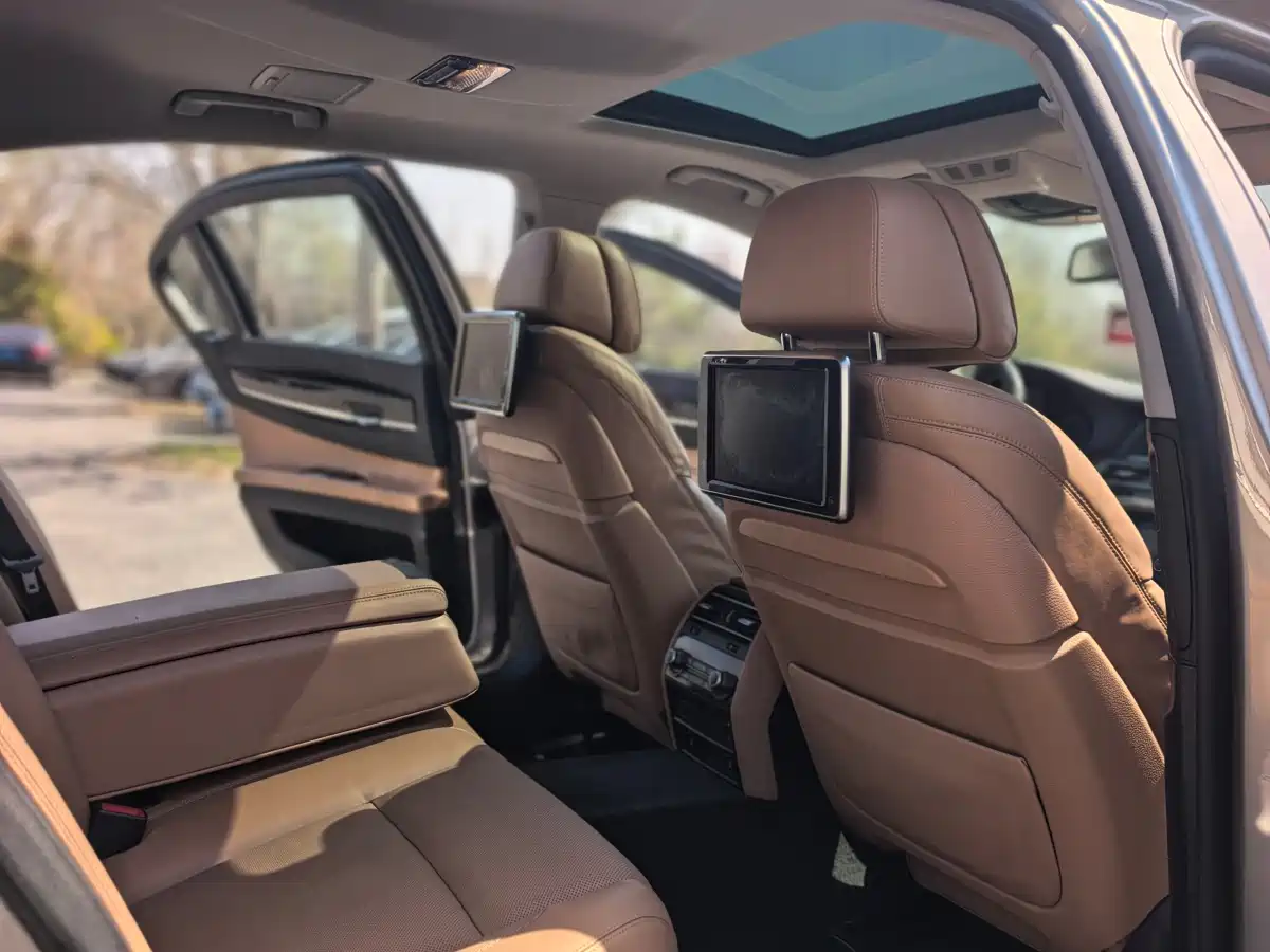 BMW 7 Series 2013 Model 740Li Leading фото 14