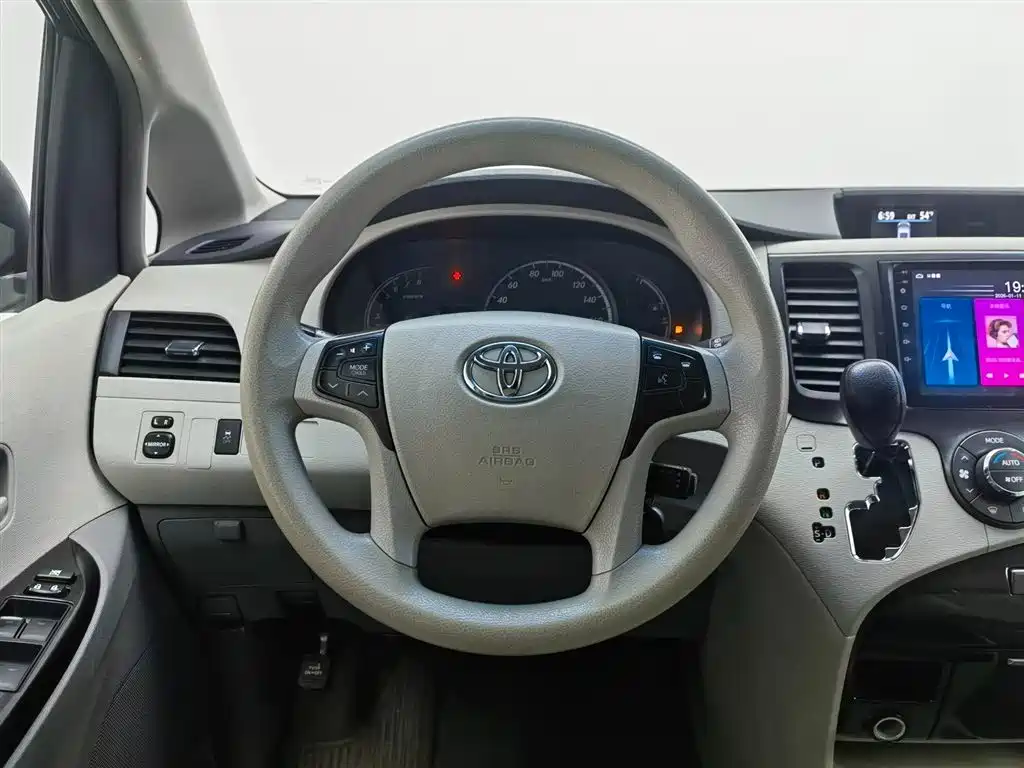 Toyota Sienna 2013 3.5L 4WD Automatic фото 9
