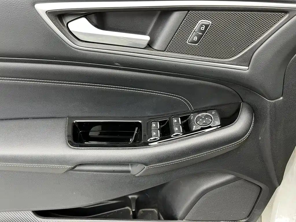 Фото 19 - Ford Edge