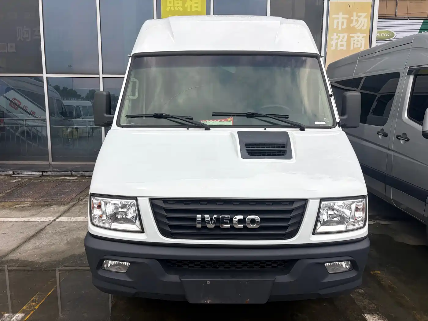 Iveco Daily 2023 2022 2.5T A37 M1 Bus 5-9 Seats Long Wheelbase Medium Roof Dual Tire Sliding Door