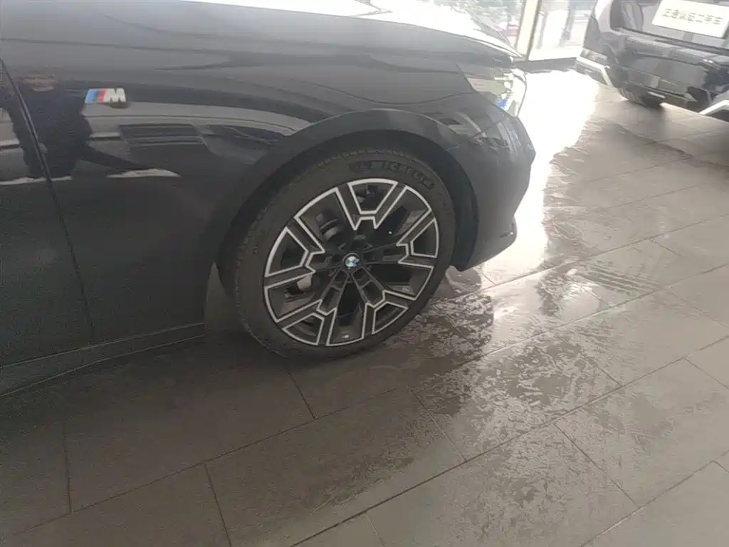 BMW 5 Series 2025 530Li Premium M Sport Package фото 14