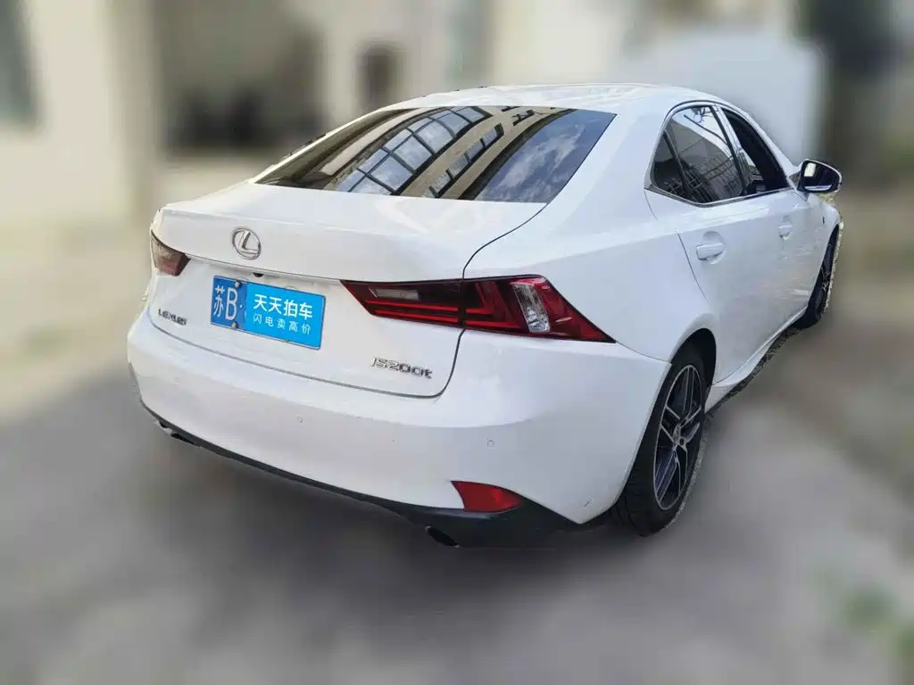 Фото 2 - Lexus IS