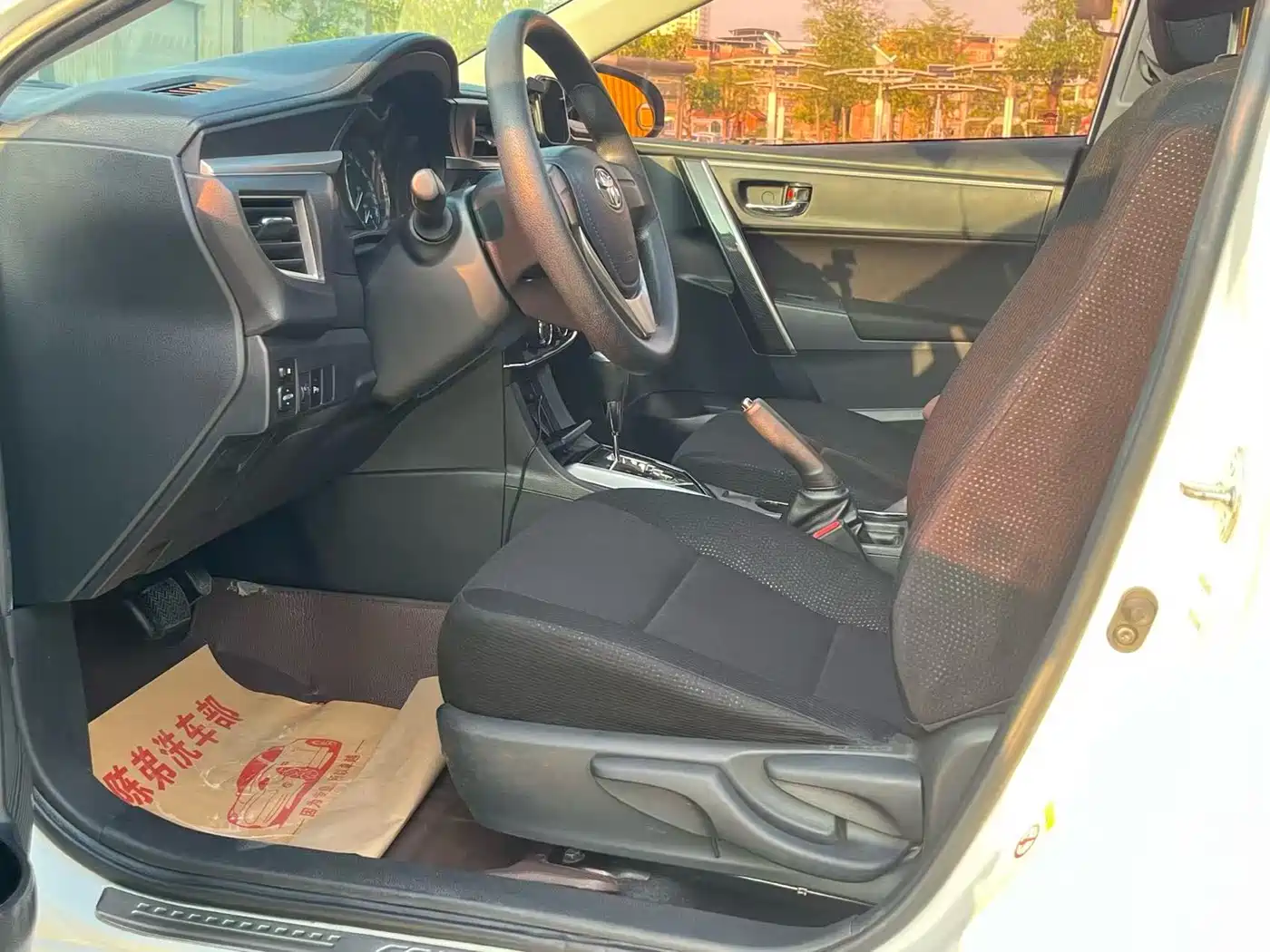 Toyota Corolla 2014 1.6L CVT GL-i фото 16
