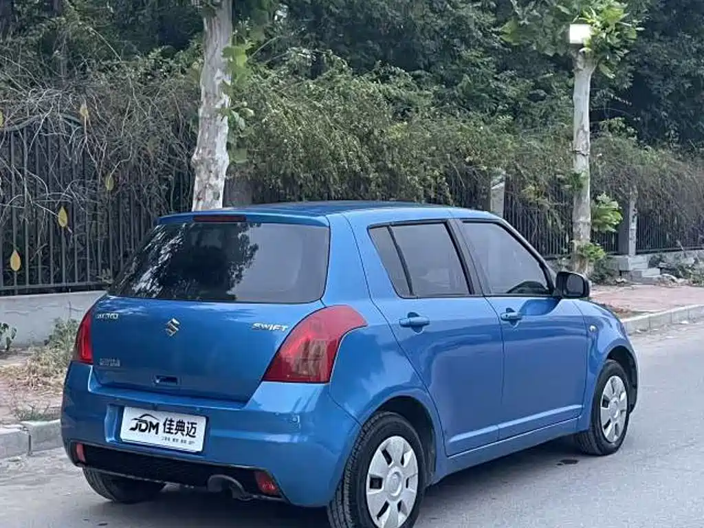 Photo 3 - Suzuki Swift