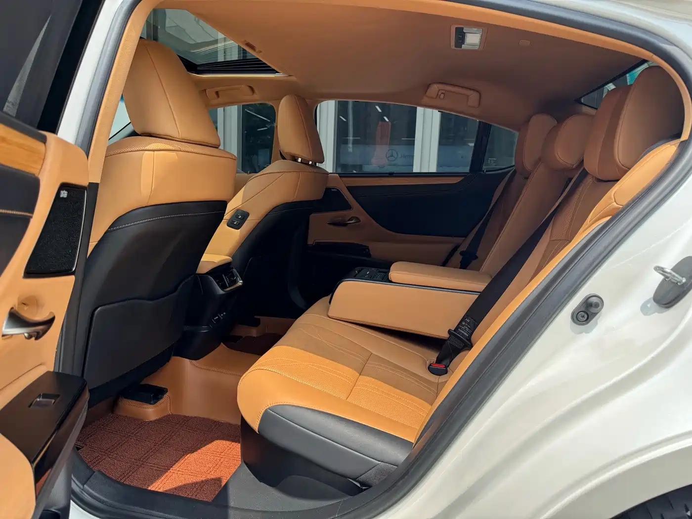 Фото 8 - Lexus ES