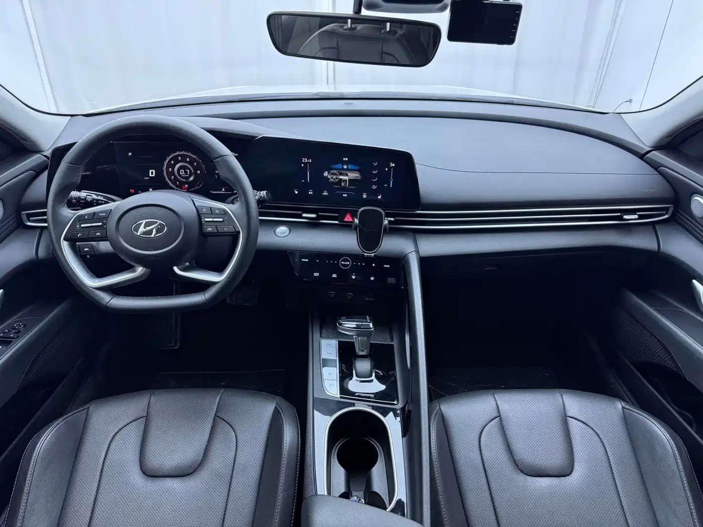 Hyundai Elantra 2023 Model 1.5L CVT LUX Premium Edition фото 13