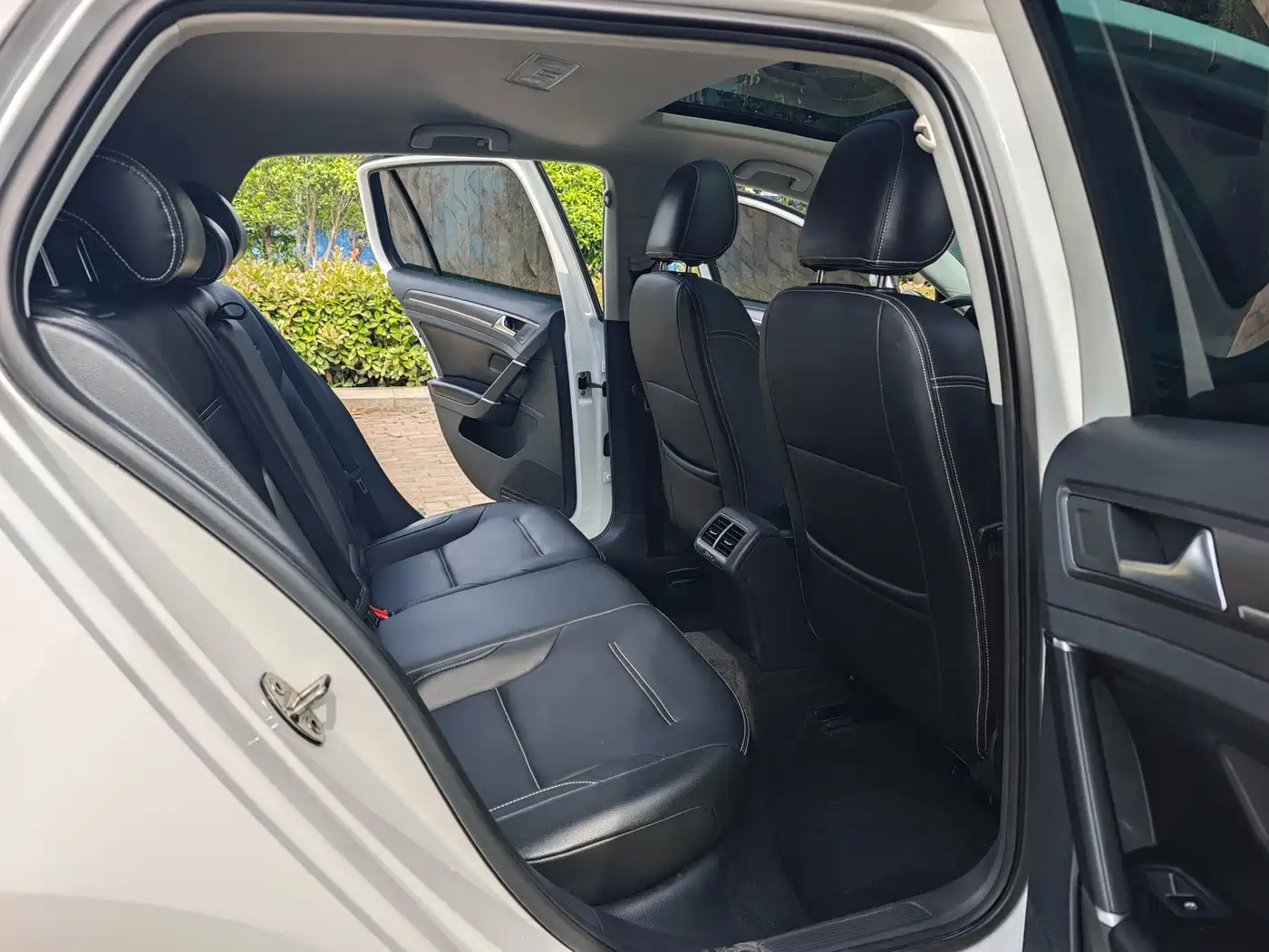 Volkswagen Golf 2017 1.6L Auto Comfort Millionth Edition фото 6