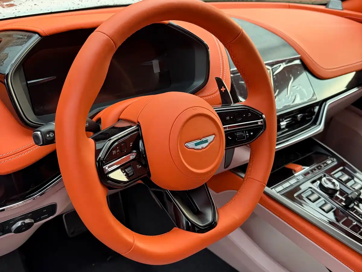 Aston Martin DBX 2026 2025 4.0T V8 707