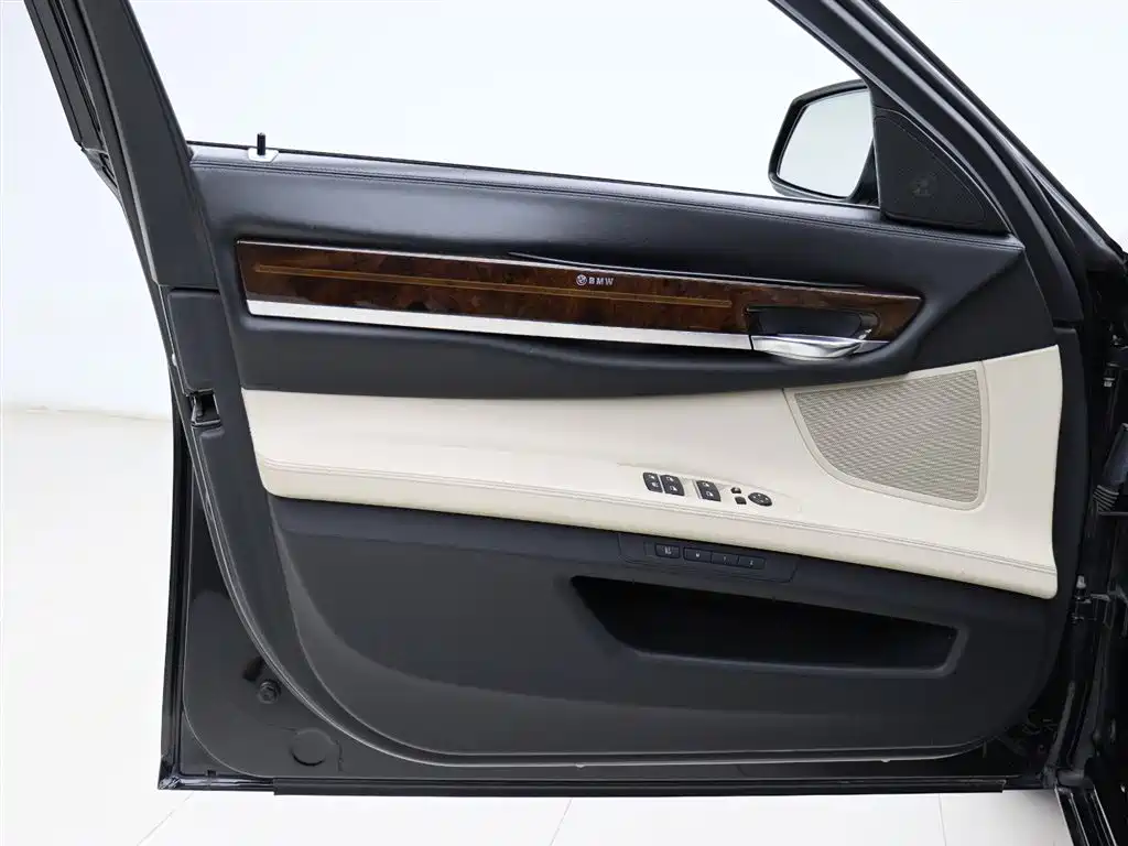 BMW 7 Series 2010 760Li фото 7