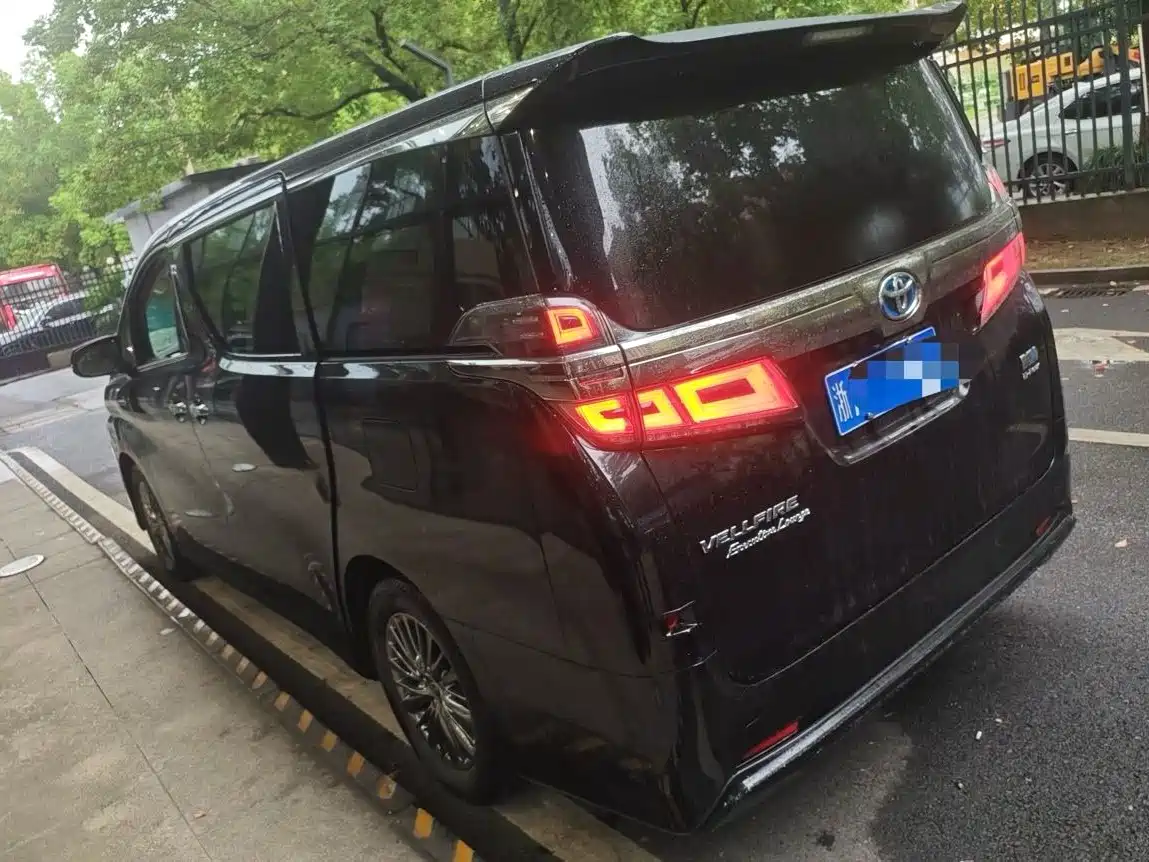 Фото 2 - Toyota Vellfire