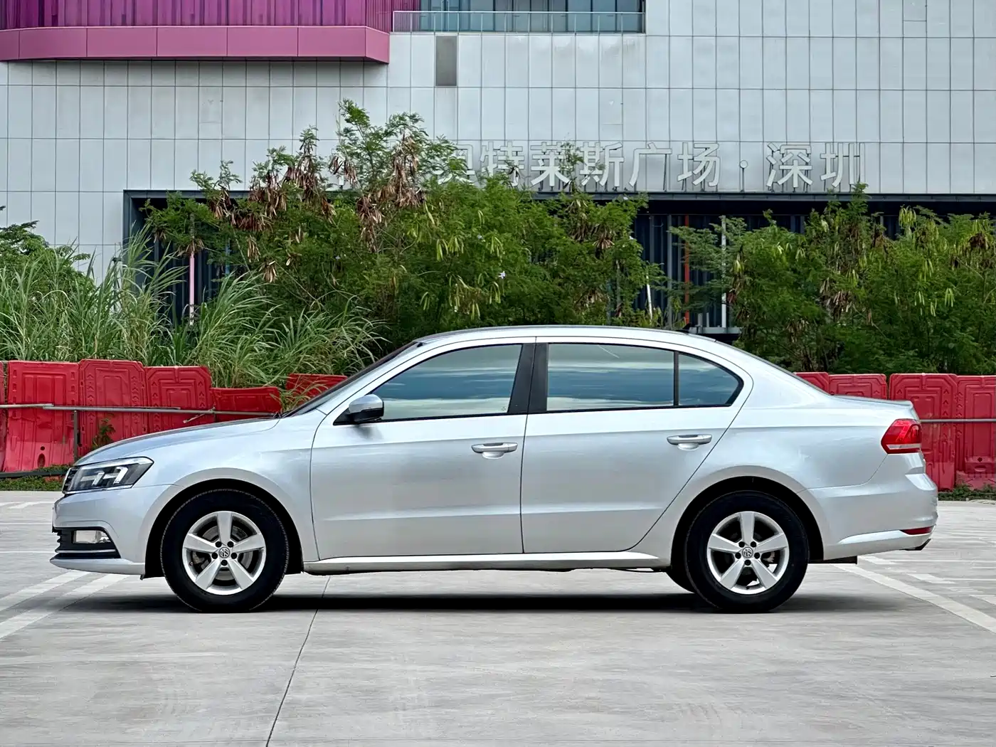 Volkswagen Lavida 2015 1.6L Automatic Trend Edition фото 6