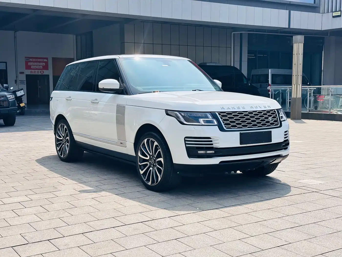 Land Rover Range Rover 2015 3.0 TDV6 Vogue фото 3