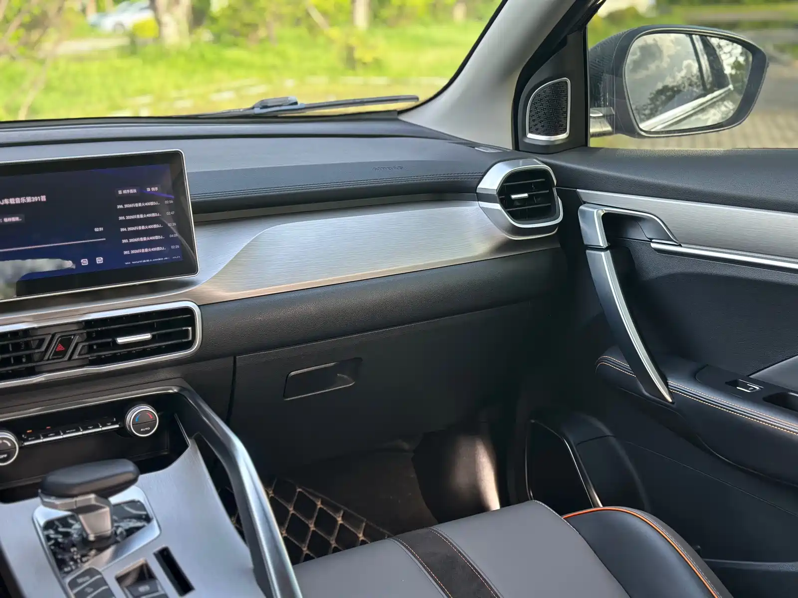 Фото 24 - Geely Coolray