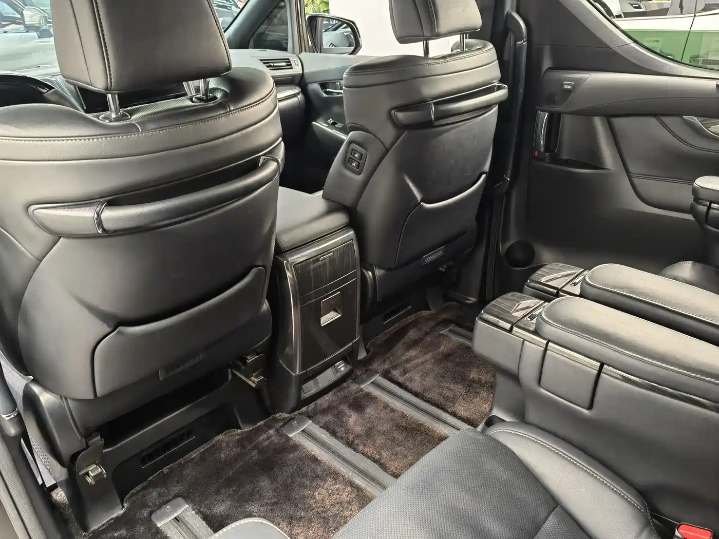 Lexus LM 2020 300h Seven-Seater Elegance Edition фото 14