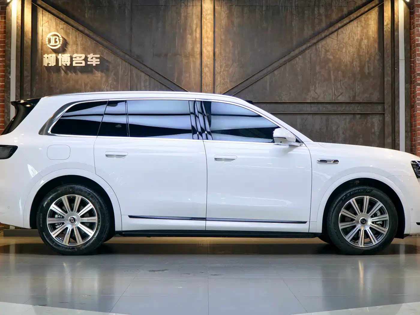 AITO Wenjie AITO M8 2025 Range Extender Max+ Edition 53.4kWh 5-seater фото 23
