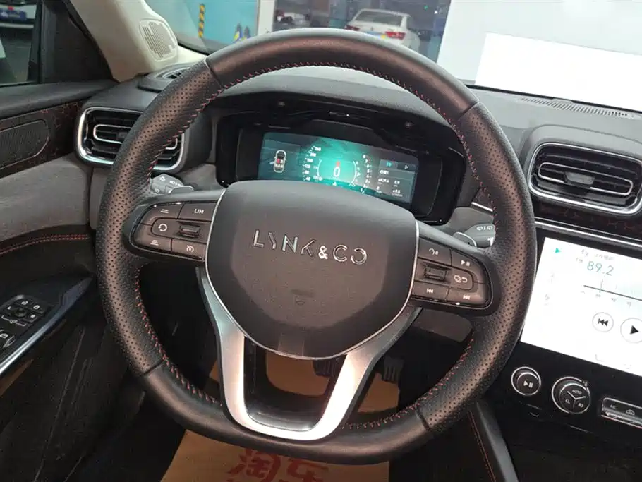 Lynk & Co 02 2018 1.5T DCT 2WD Power Edition China V фото 15