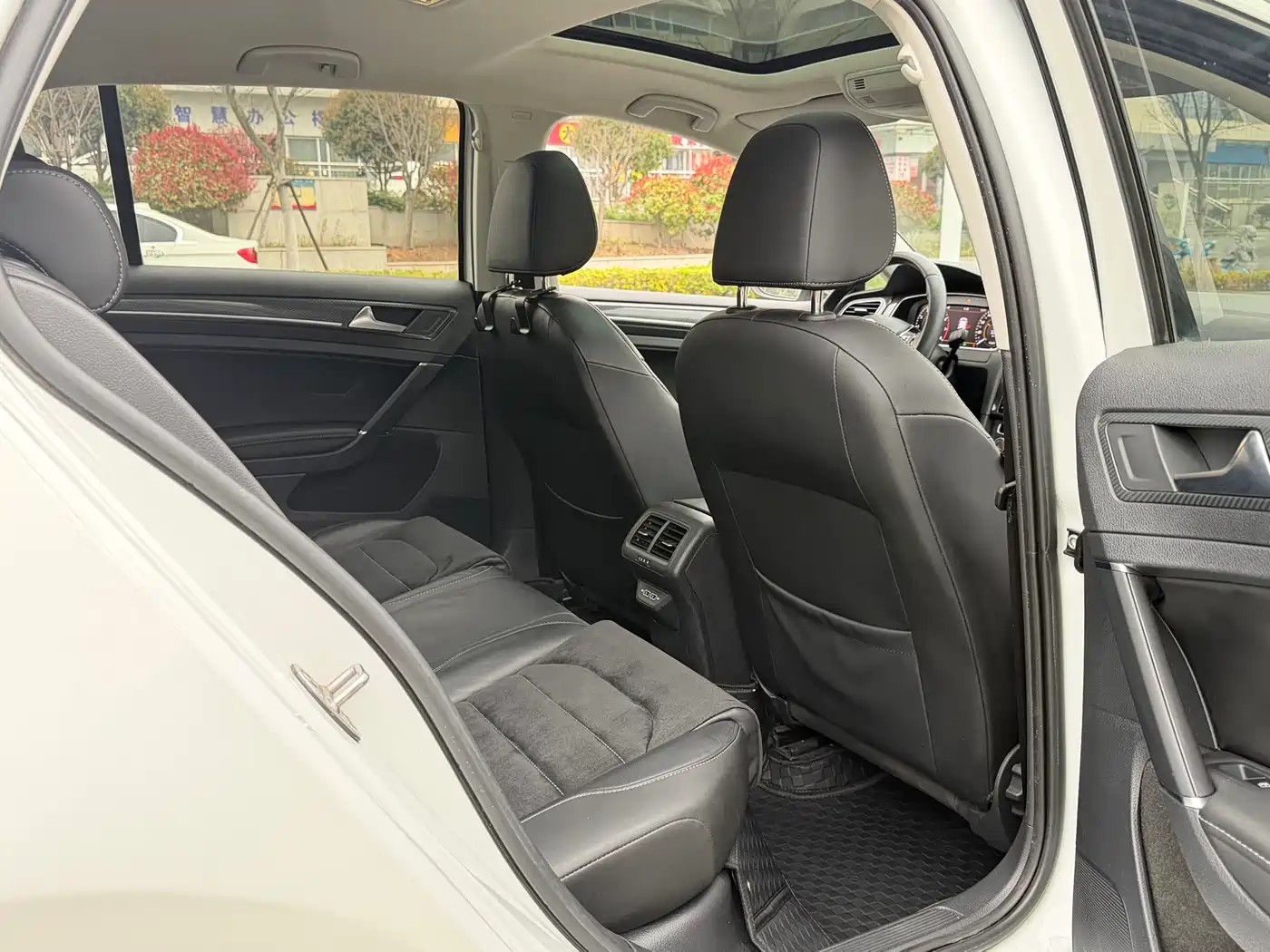 Volkswagen Golf 2020 Beloved Edition 280TSI DSG Luxury фото 12