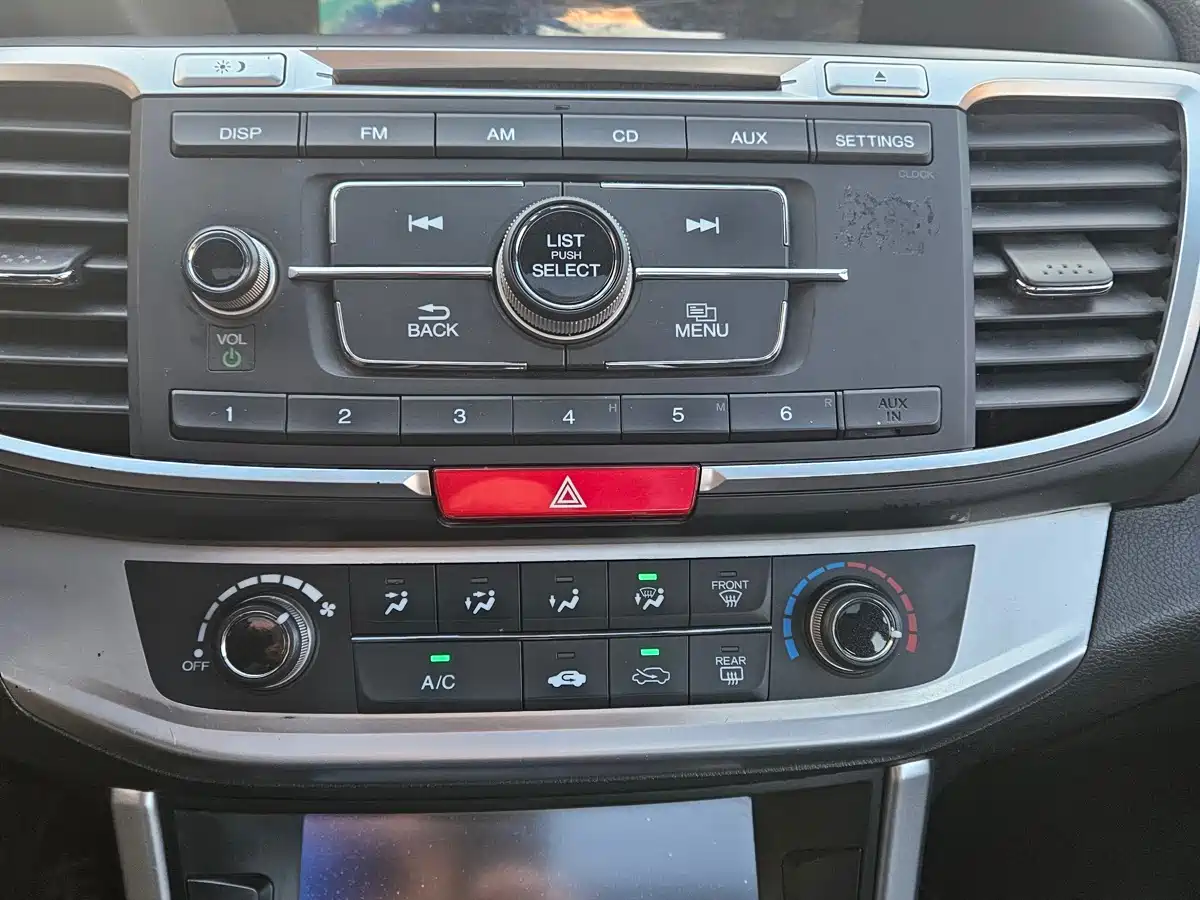 Honda Accord 2014 2.0L LX Comfort Edition фото 14