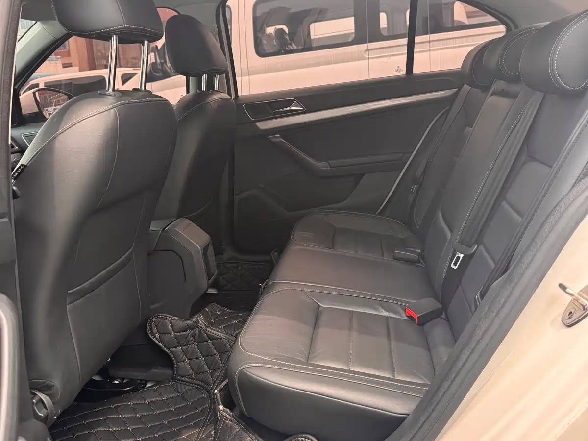 Volkswagen Lavida 2015 1.6L Automatic Comfort Edition фото 11
