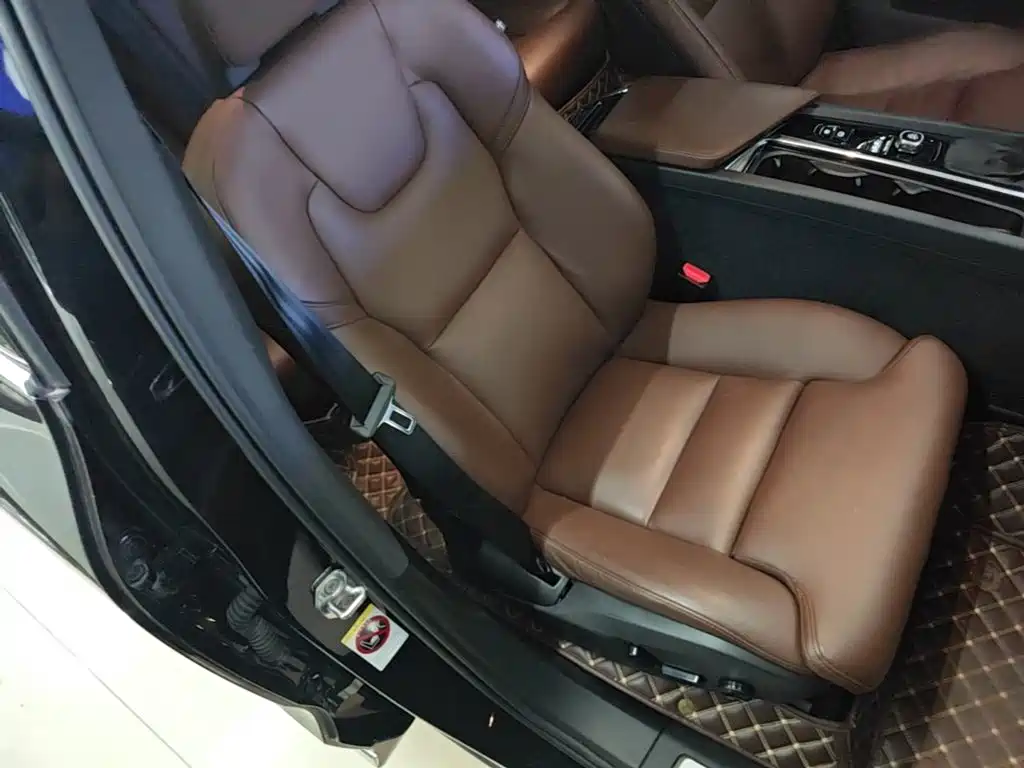 Фото 25 - Volvo XC60
