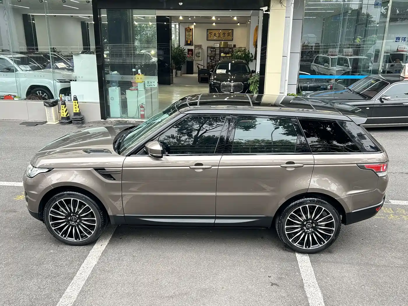 Land Rover Range Rover Sport 2016 Model 3.0 SC V6 SE фото 4