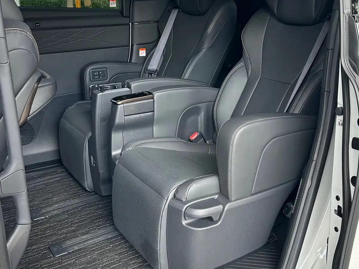 Toyota Alphard 2026 2025 Hybrid 2.5L Ultimate Gold Edition