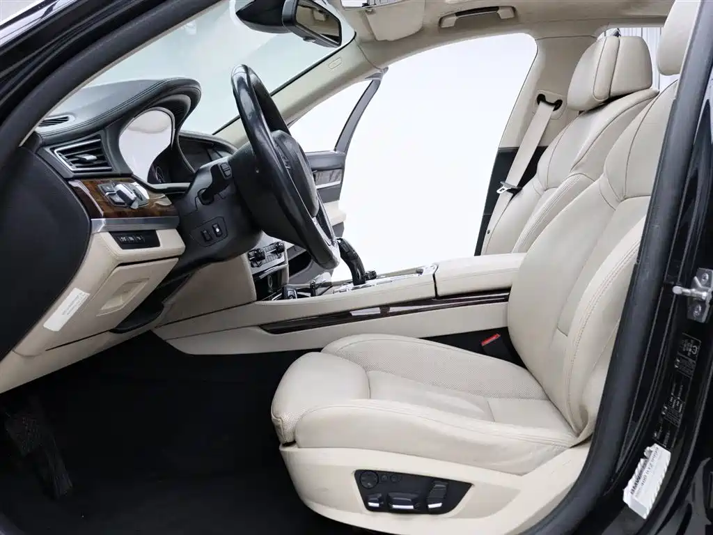 BMW 7 Series 2010 760Li фото 2