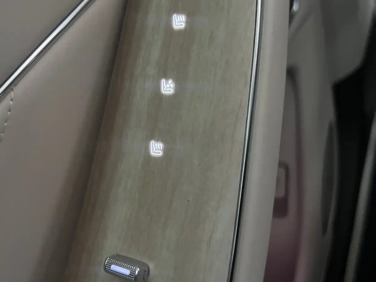 AITO Wenjie AITO M8 2025 Range Extender Max+ Edition 53.4kWh 5-seater фото 8