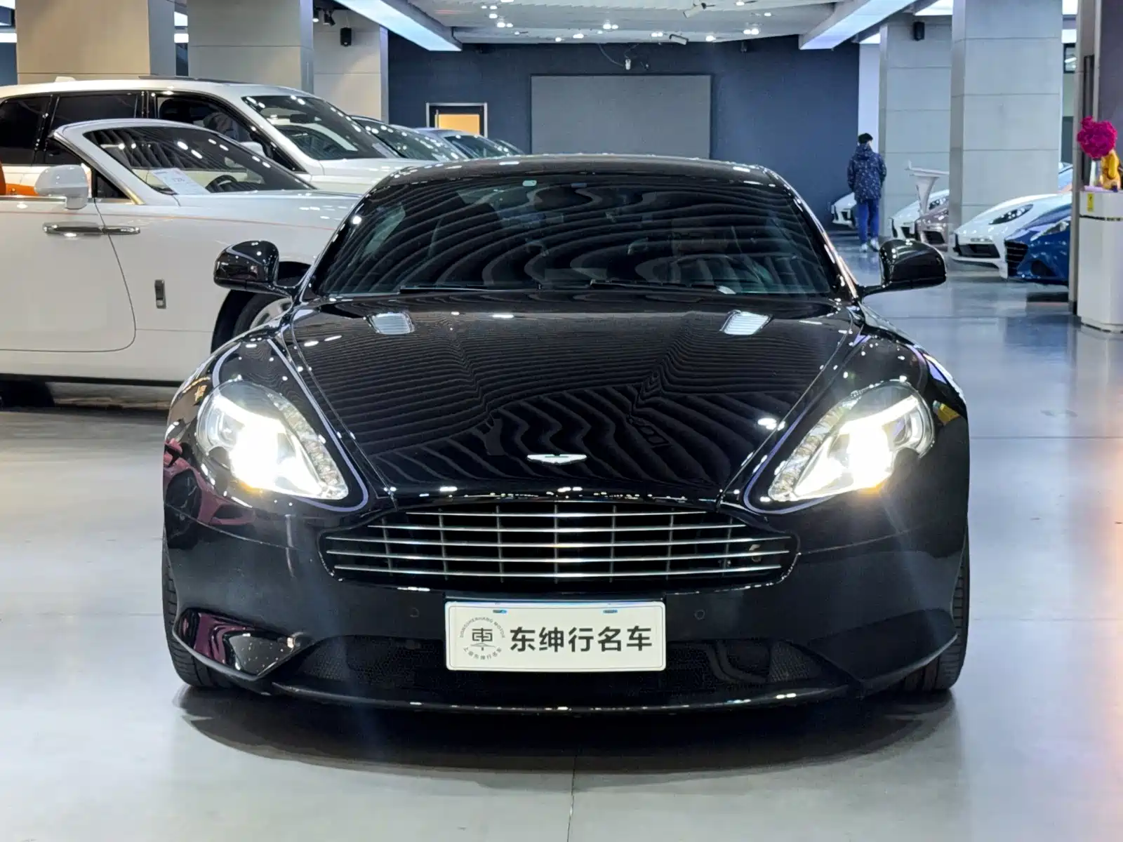 Фото 2 - Aston Martin DB9