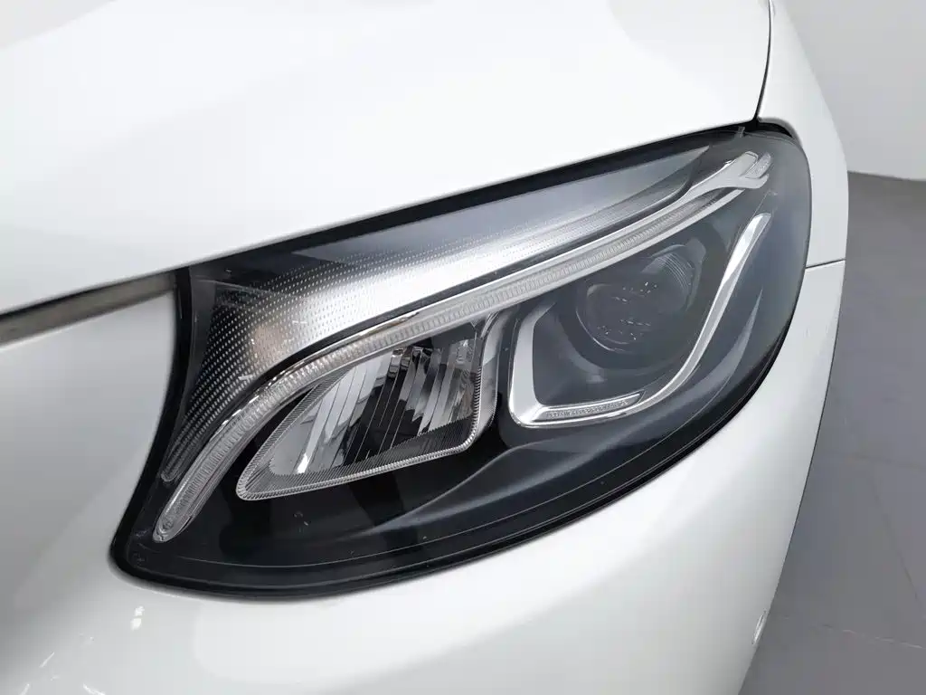 Photo 7 - Mercedes-Benz GLC