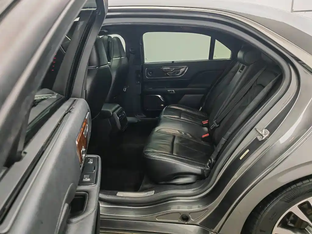 Photo 15 - Lincoln Continental