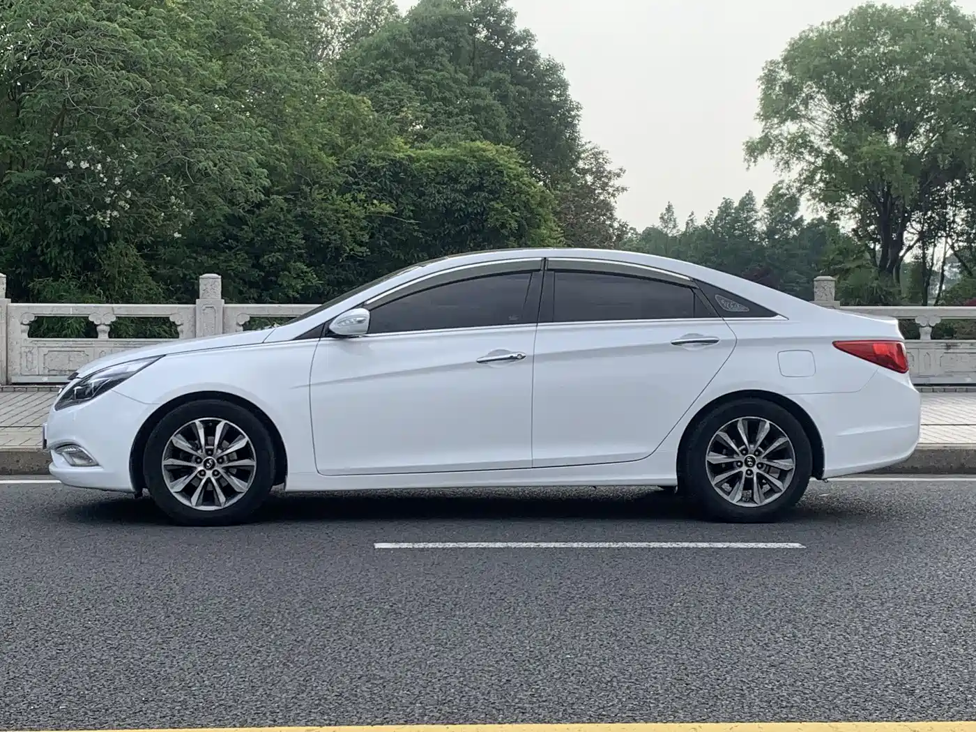 Hyundai Sonata 2013 2.0L Automatic Luxury Edition фото 4
