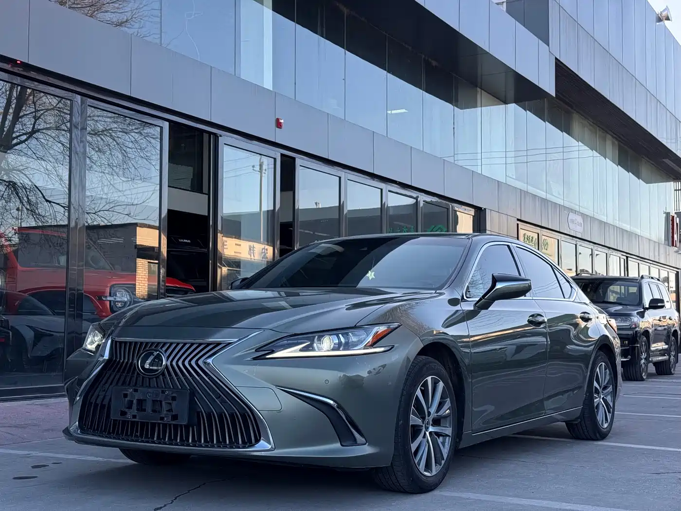 Фото 1 - Lexus ES