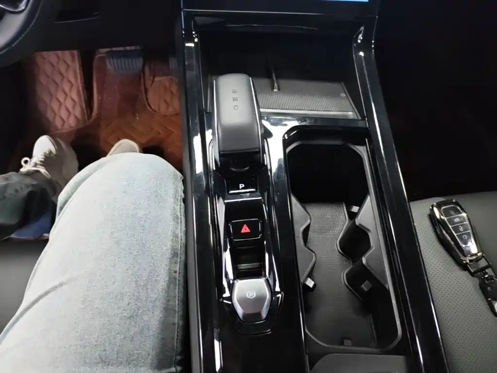 Photo 14 - Geely Atlas