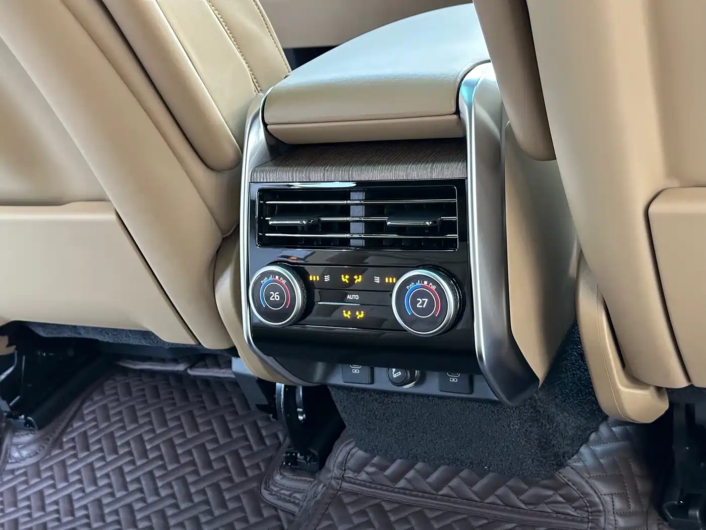 Land Rover Range Rover 2023 3.0 L6 400PS Golden Age 7-Seater Long Wheelbase фото 16