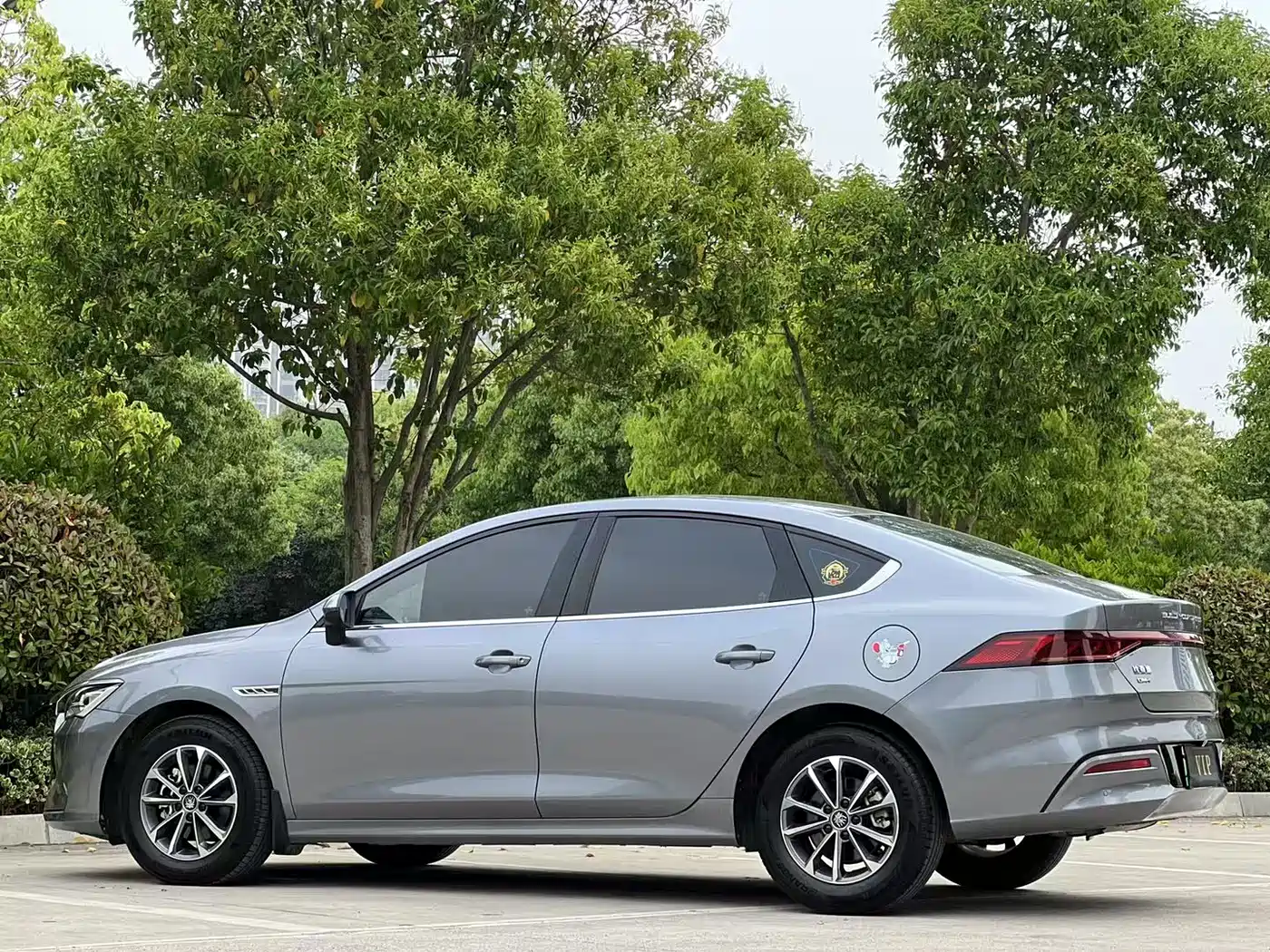 BYD Qin PLUS 2024 Glory Edition DM-i 55KM Leading фото 8