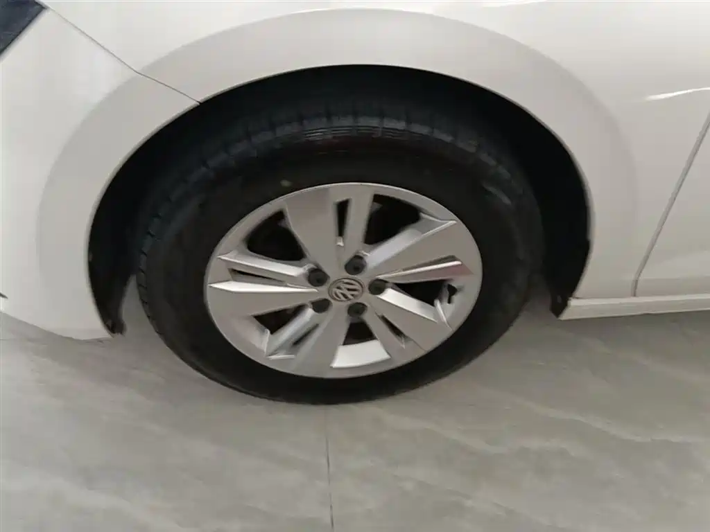 Volkswagen Polo 2019 Plus 1.5L Automatic Panorama Enjoyment Edition фото 23