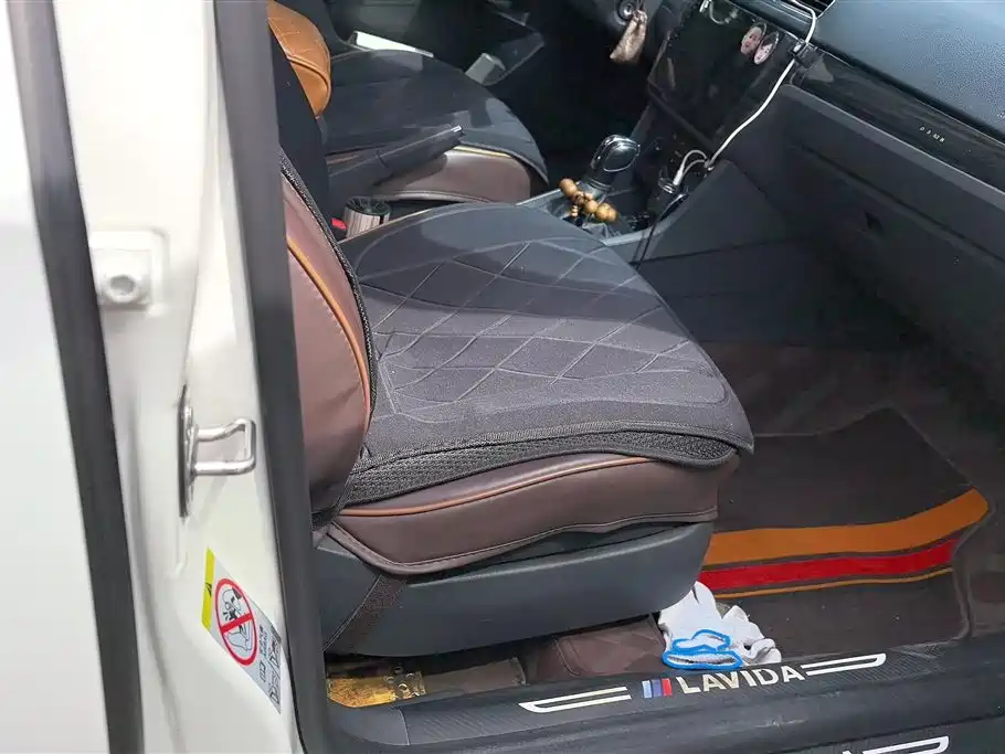Volkswagen Lavida Tour 2015 1.6L Automatic Trend Edition фото 8